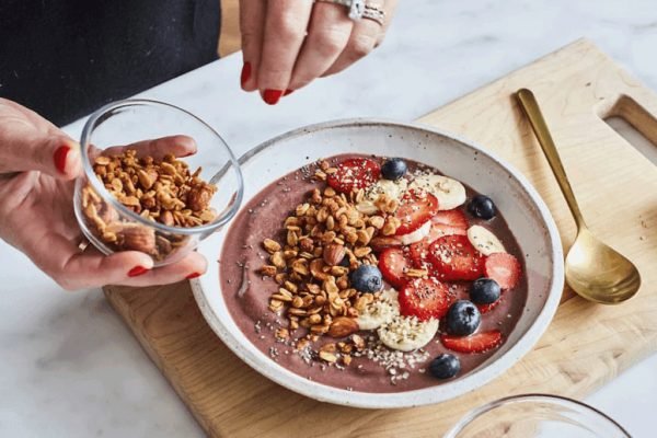 Bỏ ngũ cốc Granola vào cùng sinh tố