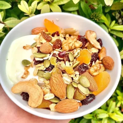 Ăn ngũ cốc Granola cùng với sữa chua